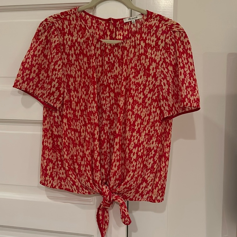 Floral Maxwell short sleeve top with a tie at the waist